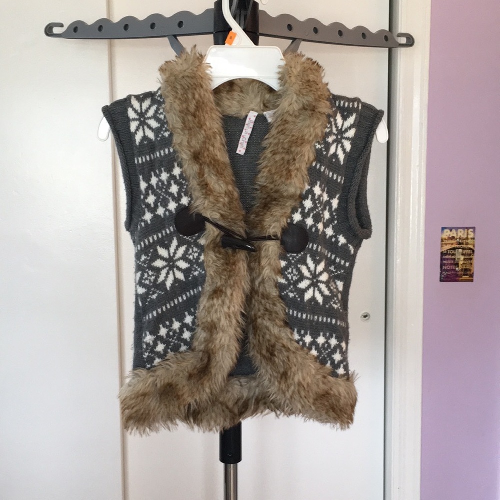 Girl’s Gray Sweater Vest With Faux Fur Trim